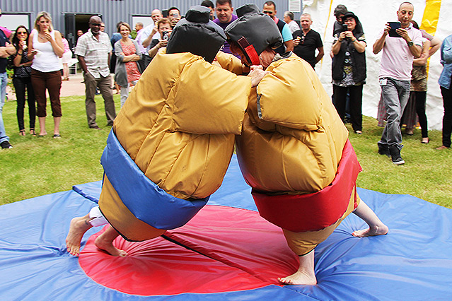 SUMO GONFLABLE ADULTE : le sport de lutte japonais en costume